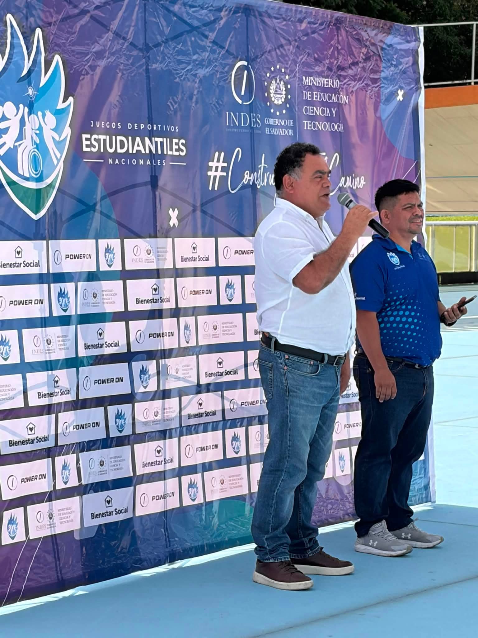 Juegos deportivos estudiantiles nacionales de patinaje de velocidad 2026+​Este día se están realizando los Juegos Deportivos Estudiantiles Nacionales de Patinaje de Velocidad en el Patinódromo Nacional, contando con la destacada participación de 260 atletas provenientes de diferentes centros escolares de El Salvador.

Los Juegos Deportivos Estudiantiles Nacionales de Patinaje de Velocidad 2026 representan la cima de la competencia escolar sobre ruedas, reuniendo a los talentos infantiles y juveniles más destacados de las instituciones educativas de todo el país. 

Este evento no solo busca coronar a los campeones nacionales en las pistas y circuitos, sino también promover el deporte de alto rendimiento, la disciplina y el compañerismo desde las etapas formativas.