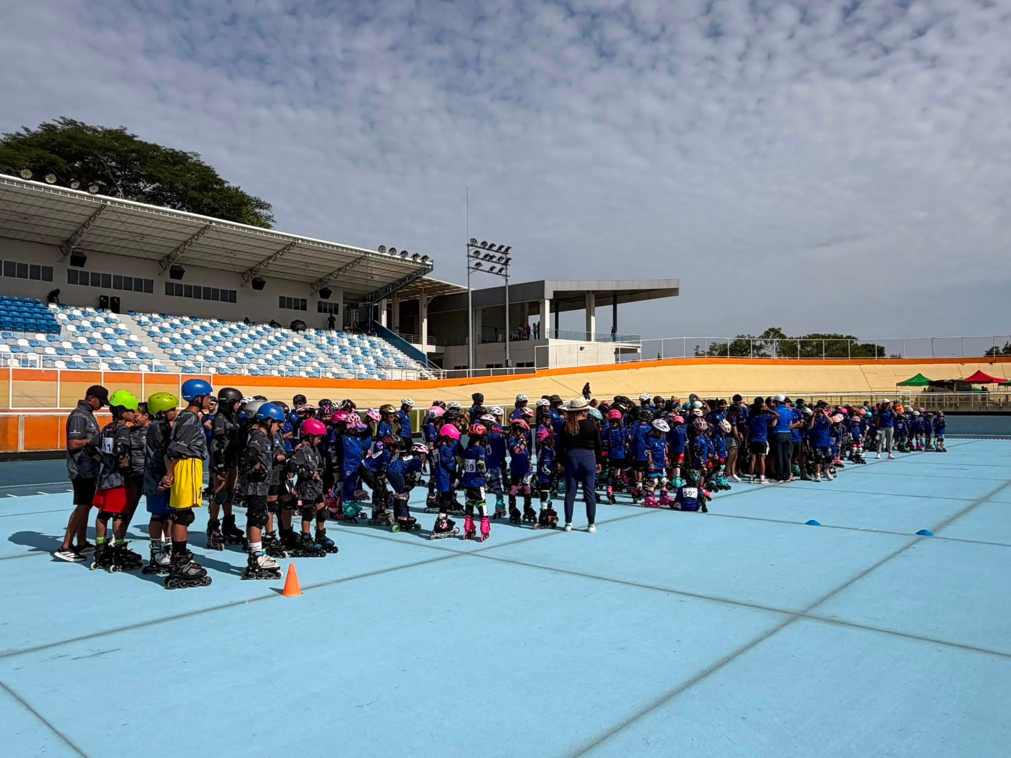 Juegos deportivos estudiantiles nacionales de patinaje de velocidad 2026+​Este día se están realizando los Juegos Deportivos Estudiantiles Nacionales de Patinaje de Velocidad en el Patinódromo Nacional, contando con la destacada participación de 260 atletas provenientes de diferentes centros escolares de El Salvador.

Los Juegos Deportivos Estudiantiles Nacionales de Patinaje de Velocidad 2026 representan la cima de la competencia escolar sobre ruedas, reuniendo a los talentos infantiles y juveniles más destacados de las instituciones educativas de todo el país. 

Este evento no solo busca coronar a los campeones nacionales en las pistas y circuitos, sino también promover el deporte de alto rendimiento, la disciplina y el compañerismo desde las etapas formativas.+ 1