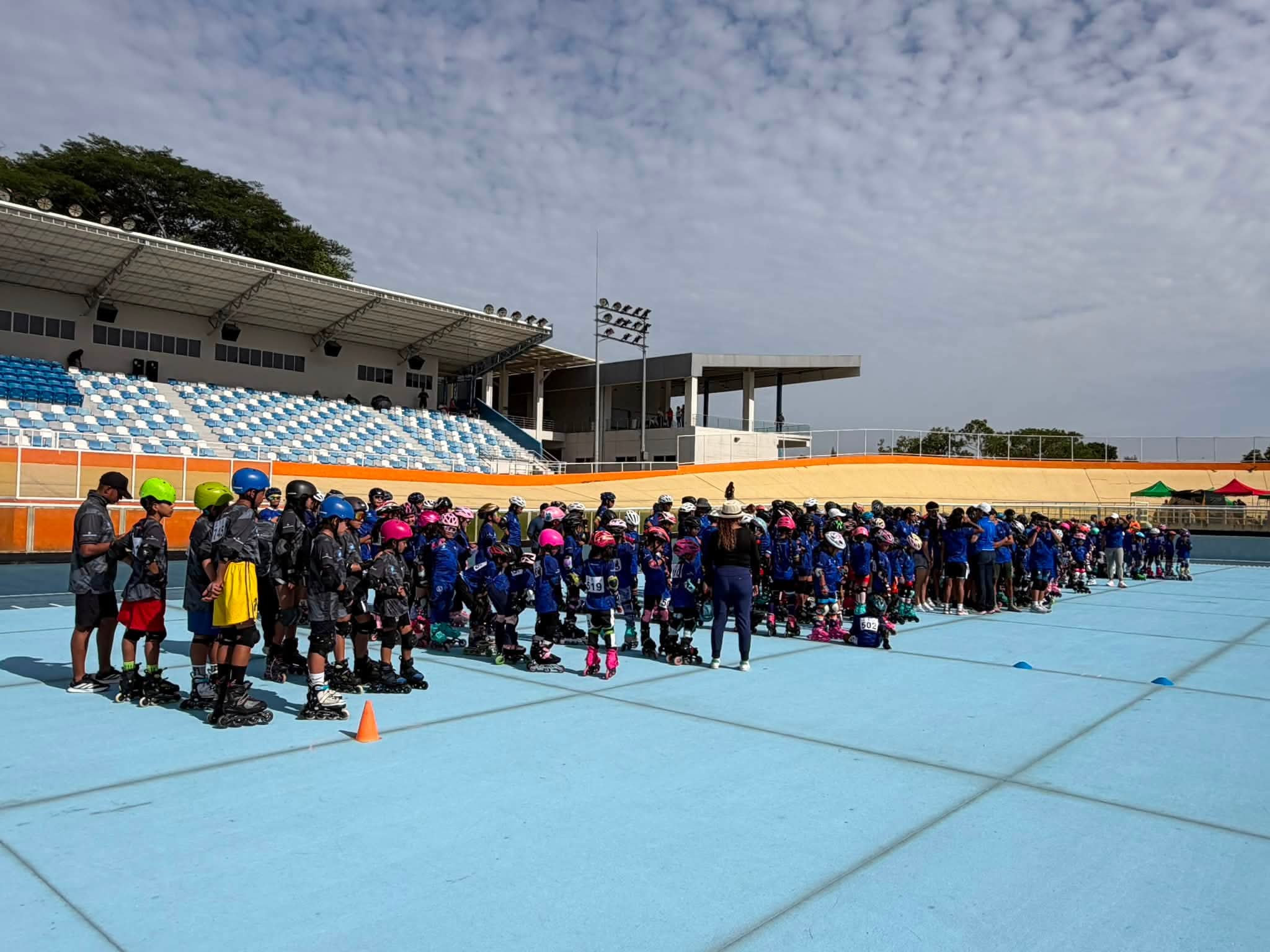 Juegos deportivos estudiantiles nacionales de patinaje de velocidad 2026+​Este día se están realizando los Juegos Deportivos Estudiantiles Nacionales de Patinaje de Velocidad en el Patinódromo Nacional, contando con la destacada participación de 260 atletas provenientes de diferentes centros escolares de El Salvador.

Los Juegos Deportivos Estudiantiles Nacionales de Patinaje de Velocidad 2026 representan la cima de la competencia escolar sobre ruedas, reuniendo a los talentos infantiles y juveniles más destacados de las instituciones educativas de todo el país. 

Este evento no solo busca coronar a los campeones nacionales en las pistas y circuitos, sino también promover el deporte de alto rendimiento, la disciplina y el compañerismo desde las etapas formativas.+ 2