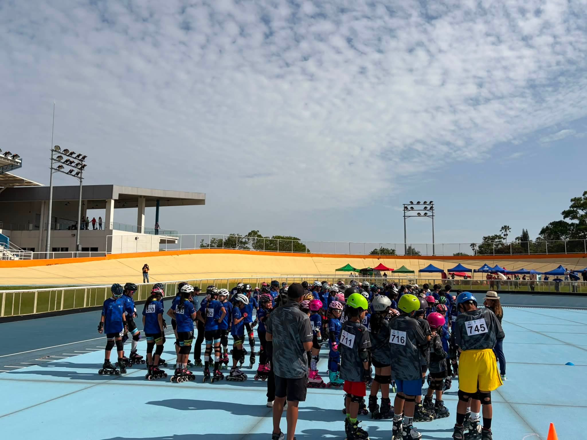 Juegos deportivos estudiantiles nacionales de patinaje de velocidad 2026+​Este día se están realizando los Juegos Deportivos Estudiantiles Nacionales de Patinaje de Velocidad en el Patinódromo Nacional, contando con la destacada participación de 260 atletas provenientes de diferentes centros escolares de El Salvador.

Los Juegos Deportivos Estudiantiles Nacionales de Patinaje de Velocidad 2026 representan la cima de la competencia escolar sobre ruedas, reuniendo a los talentos infantiles y juveniles más destacados de las instituciones educativas de todo el país. 

Este evento no solo busca coronar a los campeones nacionales en las pistas y circuitos, sino también promover el deporte de alto rendimiento, la disciplina y el compañerismo desde las etapas formativas.+ 3