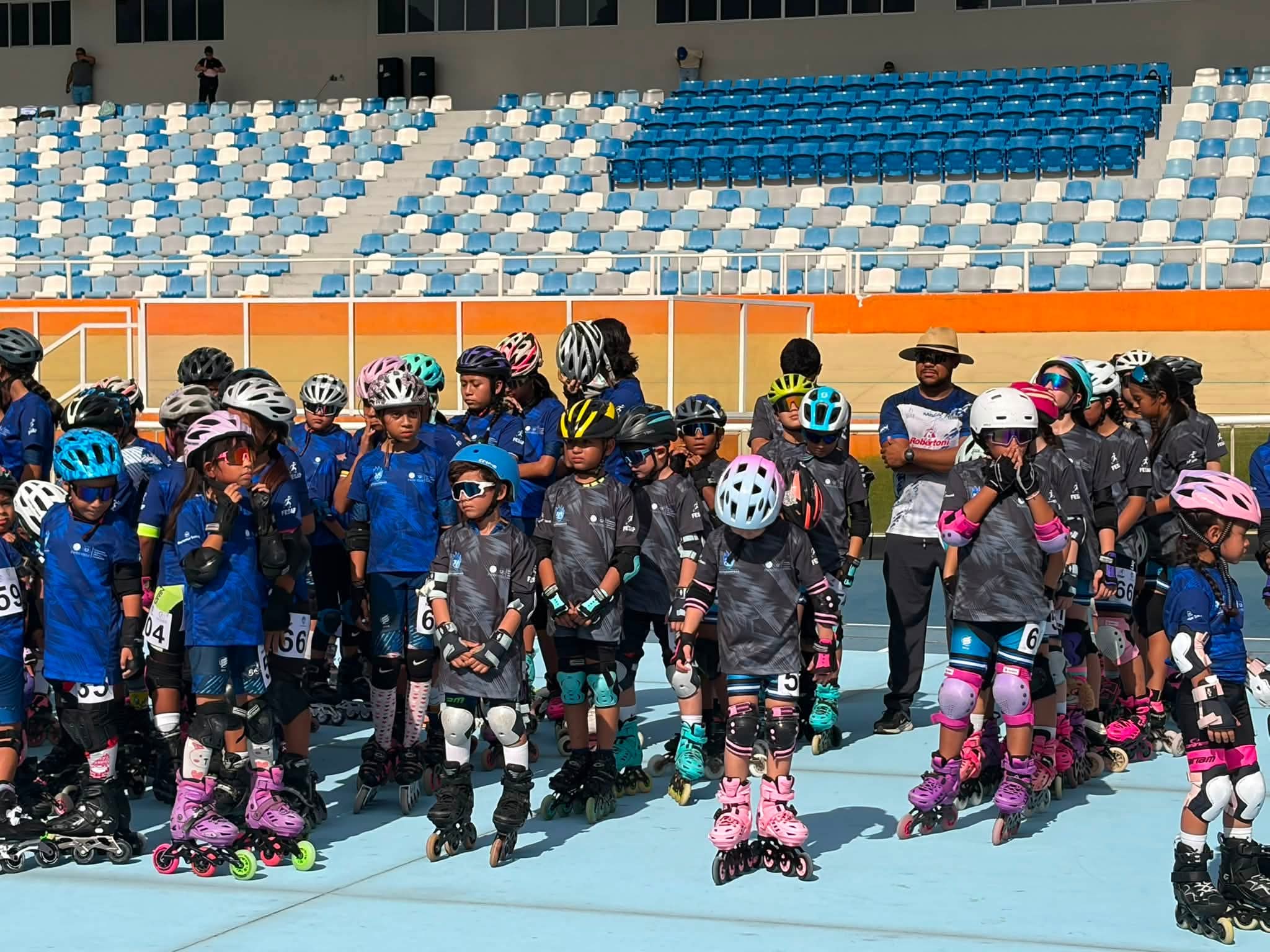 Juegos deportivos estudiantiles nacionales de patinaje de velocidad 2026+​Este día se están realizando los Juegos Deportivos Estudiantiles Nacionales de Patinaje de Velocidad en el Patinódromo Nacional, contando con la destacada participación de 260 atletas provenientes de diferentes centros escolares de El Salvador.

Los Juegos Deportivos Estudiantiles Nacionales de Patinaje de Velocidad 2026 representan la cima de la competencia escolar sobre ruedas, reuniendo a los talentos infantiles y juveniles más destacados de las instituciones educativas de todo el país. 

Este evento no solo busca coronar a los campeones nacionales en las pistas y circuitos, sino también promover el deporte de alto rendimiento, la disciplina y el compañerismo desde las etapas formativas.+ 5