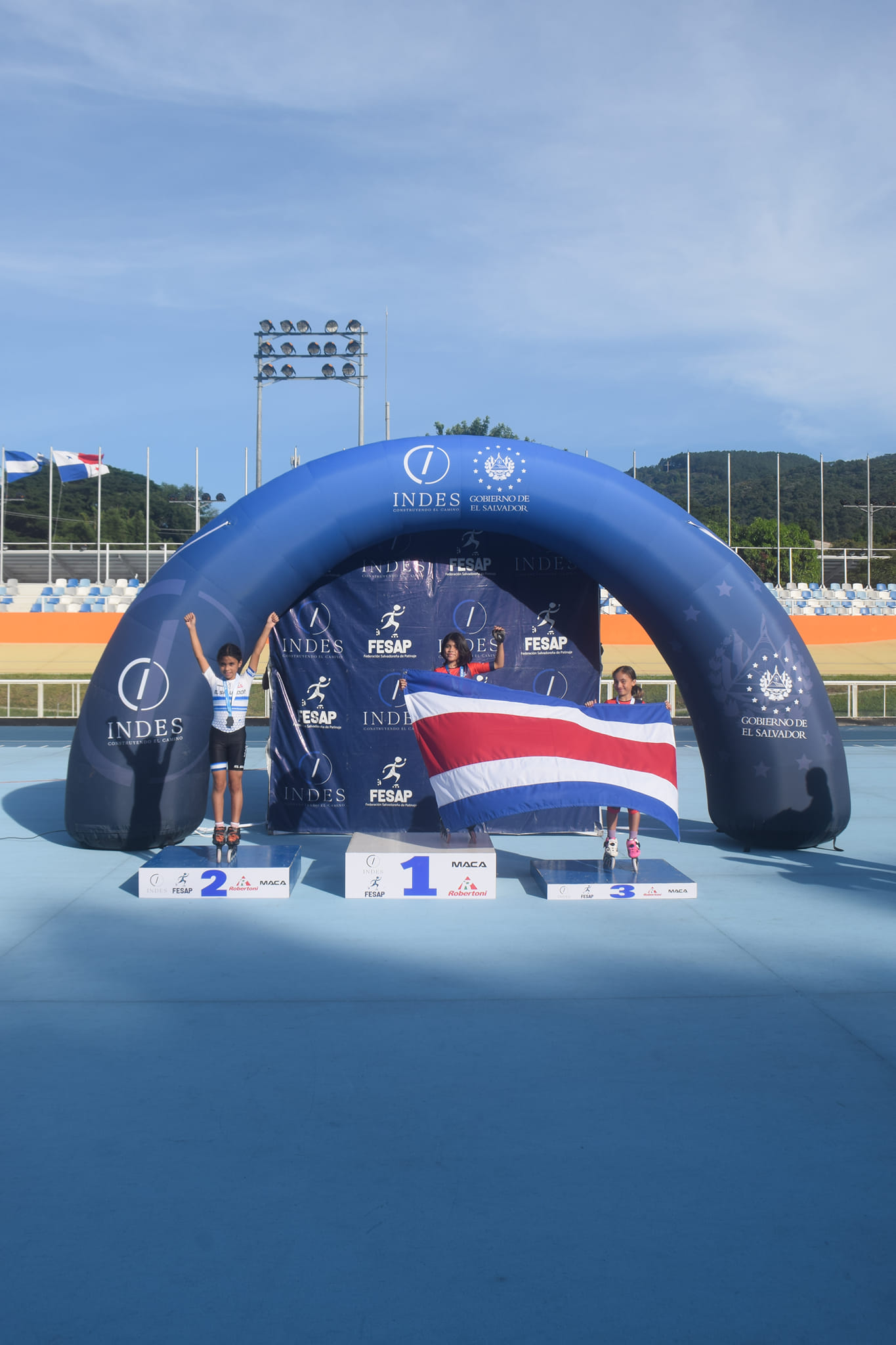 Resultados de eliminación.+Se ha vivido una verdadera fiesta deportiva estos 2 días del Campeonato Centroamericano en donde los atletas lo han dejado todo. Las competencias de este día se desarrollaron en el Complejo Deportivo España-FUSALMO y en el Patinódromo Nacional, ubicado en Complejo Deportivo El Polvorín.