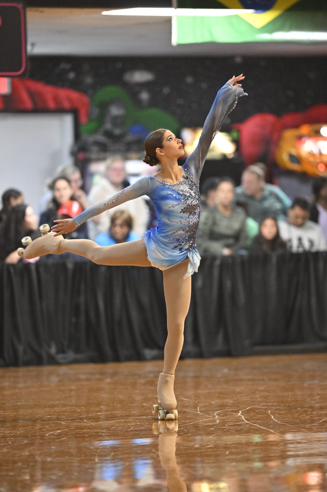 Victoria Karp Leiva Segundo Lugar en Patinaje Artistico 2026+Nuestra Atleta de patinaje Artístico Victoria Karp Leiva se encuentra participando en el America´s Cup, que se desarrolla en Orlando florida, Estados Unidos.
El día de ayer se posiciono en segundo lugar del programa corto, y hoy competirá en el programa largo el cual le dará los puntos y posición final del evento.+ 2