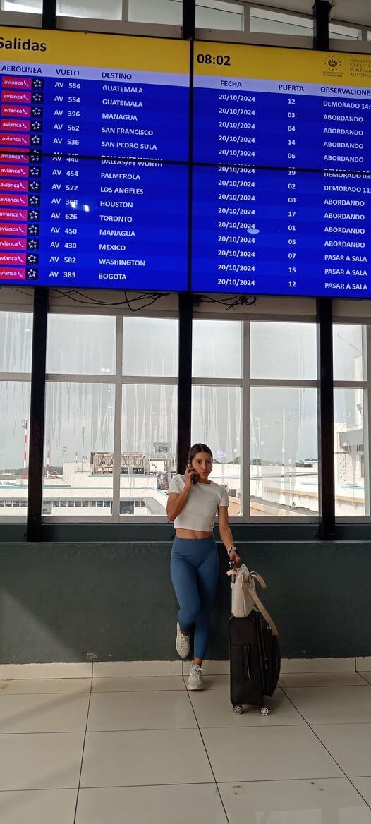 Ivonne Nochez continúa su preparación de cara a uno de los últimos compromisos del año 2024.+El 20 de octubre, la patinadora salvadoreña partió nuevamente hacia su base de entrenamiento en Cali, Colombia, donde continuará su preparación con el objetivo de obtener medallas en los próximos Juegos Bolivarianos, que se llevarán a cabo en Ayacucho, Perú. Los Juegos Bolivarianos del “Bicentenario 2024” se realizarán en el Complejo Panamericano Costa Verde, San Miguel, en la ciudad de Lima, los días 6 y 7 de diciembre de 2024.+ 1