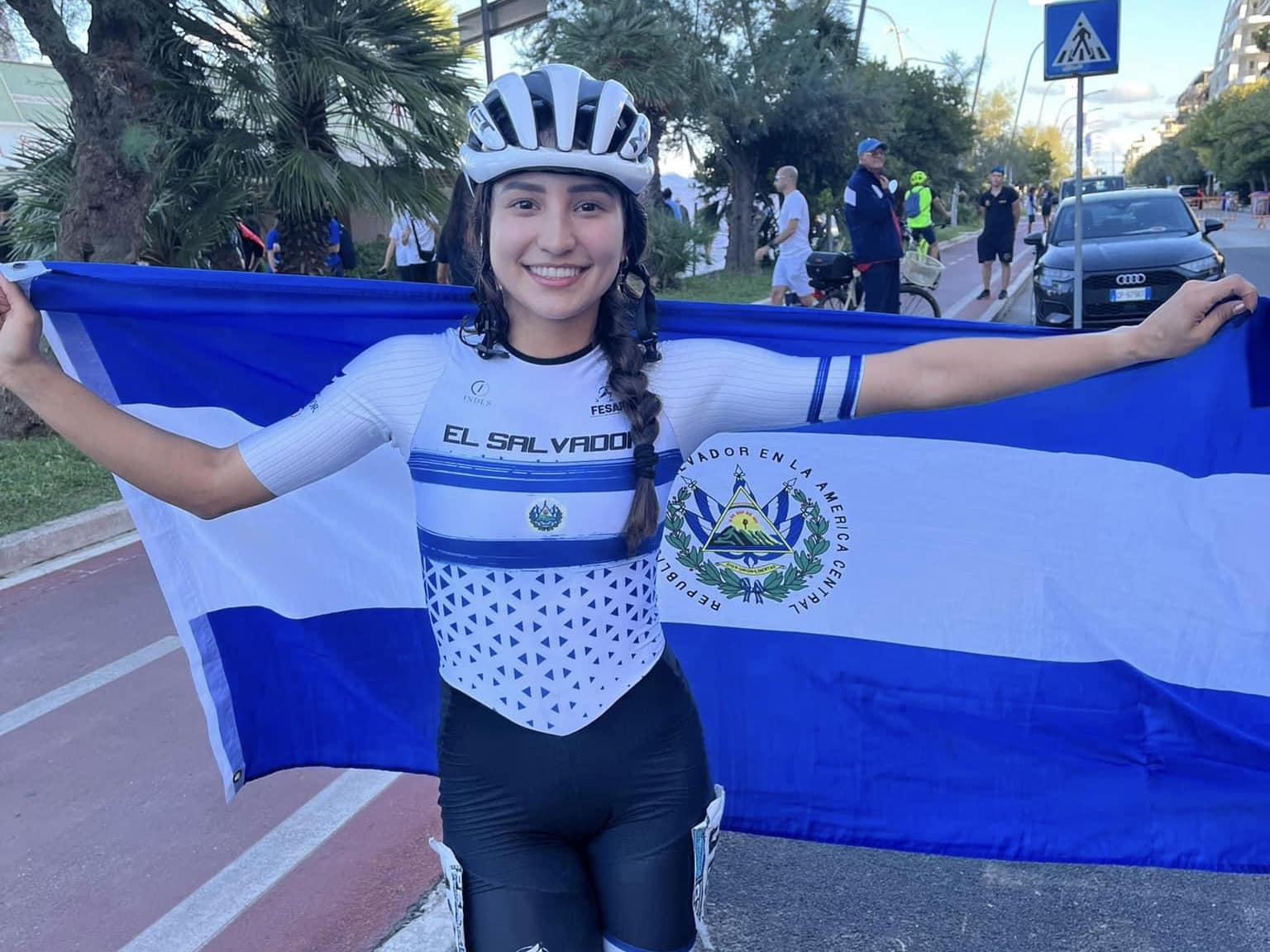 Ivonne Nóchez, campeona mundial en patinaje, deja en alto el nombre de El Salvador+Ivonne Nóchez, del Programa E&G, superó en la final a la francesa Haila Brunet y es campeona de los 100 metros carriles, categoría senior damas, en los World Skate Games 2024, que se desarrollan en Montesilvano, Italia.