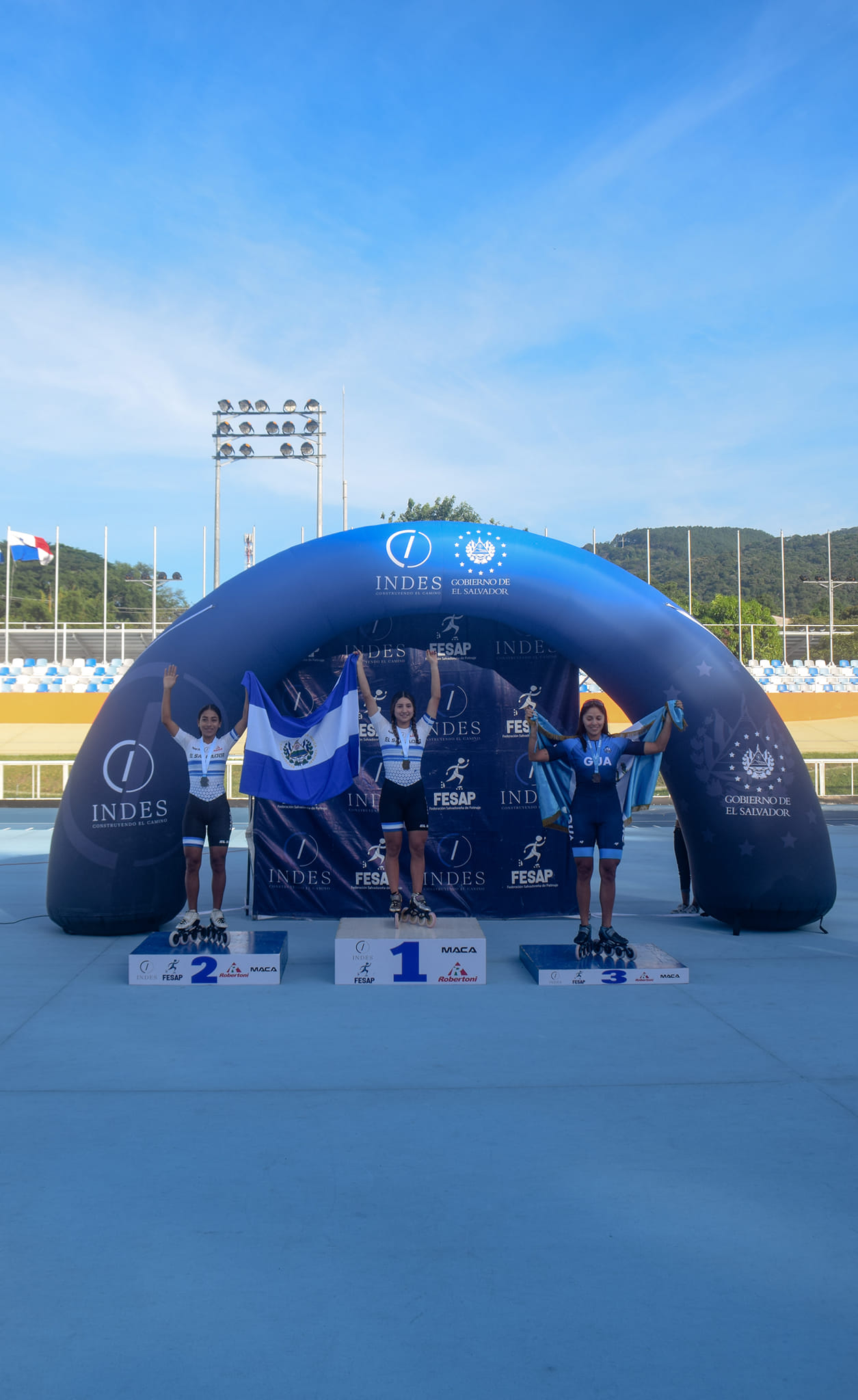 Resultados del XXIII Campeonato Centroamericano de Patinaje de Naciones y I Campeonato Centroamericano de Patinaje  de Clubes. +Se ha vivido una verdadera fiesta deportiva estos 2 días del Campeonato Centroamericano en donde los atletas lo han dejado todo por representar dignamente los colores de sus banderas.
🇸🇻 🇨🇷 🇭🇳 🇵🇦 🇬🇹 🇳🇮
Estas son algunos de los podios de esta tarde y noche.
🥇🥈🥉 
Las competencias de este día se desarrollaron en el Complejo Deportivo España-FUSALMO y en el Patinódromo Nacional, ubicado en Complejo Deportivo El Polvorín.